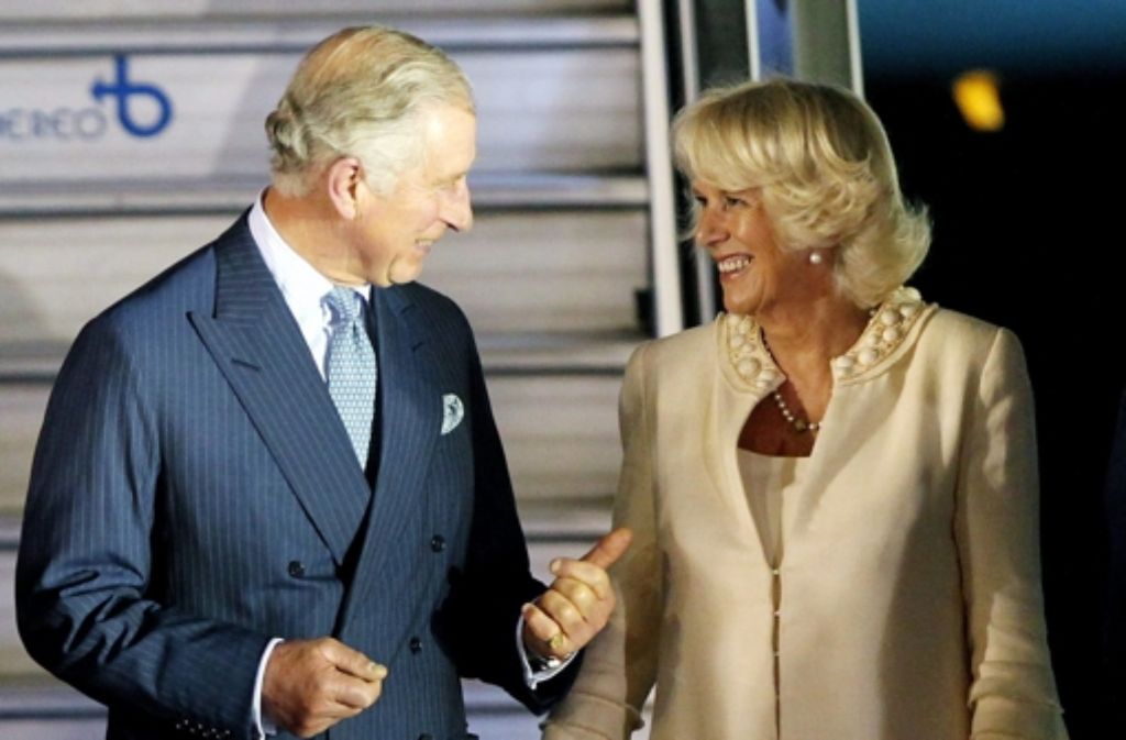 28. Oktober 2014: Vor einer offiziellen Gedenkveranstaltung für die Opfer der gewaltsamen Auseinandersetzungen in Kolumbien treffen Prinz Charles und seine Frau Camilla auf dem Flughafen in Bogota ein.