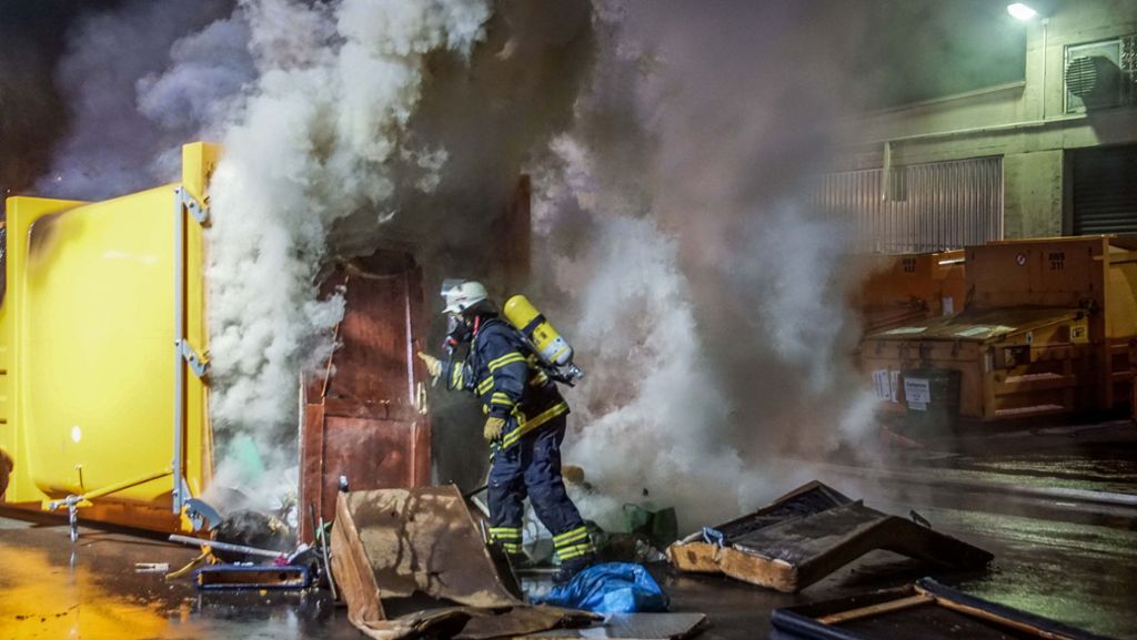 Feuer auf Wertstoffhof in Sindelfingen: Sperrmüll brennt –  Feuerwehr im Großeinsatz