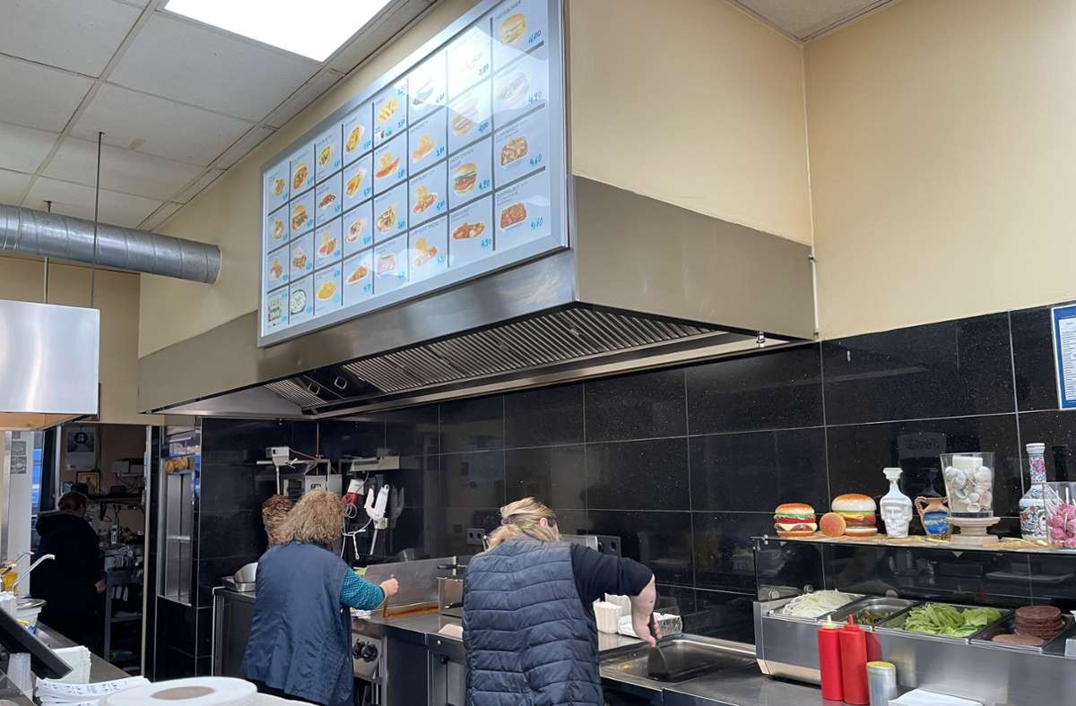 In Kiri’s Grillpfanne servieren die Mitarbeiter im klassischen Ambiente eines Imbisses den Gästen Burger.