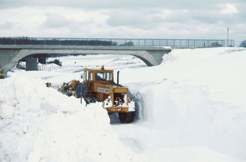 Ein Räumfahrzeug bahnt sich im Dezember 1978 im Kreis Rendsburg-Eckernförde einen Weg durch die Schneemassen.