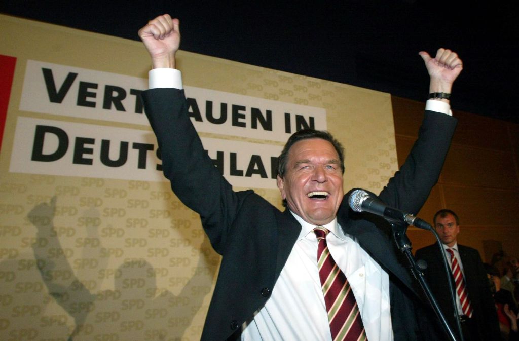 Jubel in der Bonner Parteizentrale: Der frisch zum Bundeskanzler gewählte SPD-Kanzlerkandidat Gerhard Schröder feierte am 27. September sein Wahlergebnis.