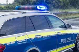 Rechts ohne Reifen, aber dafür mit ordentlich Alkohol und Marihuana im Blut unterwegs: Polizei stellt unfallflüchtigen Opelfahrer bei Sindelfingen. Foto: Eibner-Pressefoto/KOENIG/Eibner-Pressefoto