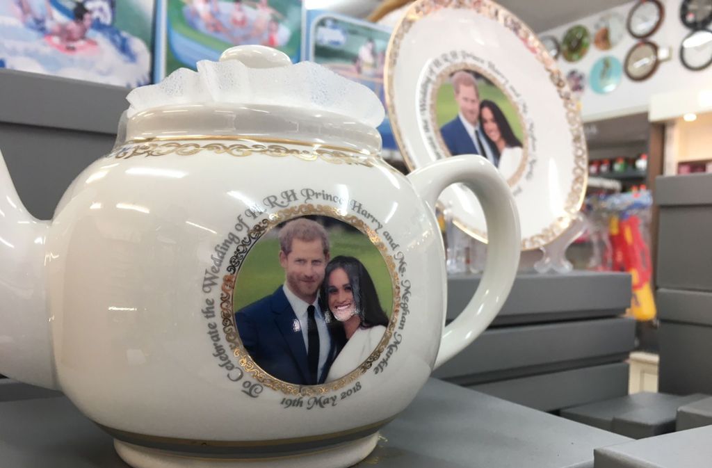 Ein bisschen stolz sind die Schotten schon auf die Monarchie. In einem Geschäft gibt es formschönes Geschirr mit dem Hochzeitsfoto von Prinz Harry und seiner zukünftigen Gattin Meghan zu kaufen.