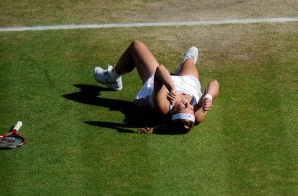 Fix und fertig, aber total im Glück: Sabine Lisicki steht im Tennis-Finale von Wimbledon. Die 23 Jahre alte Berlinerin gewann am Donnerstag gegen die Weltranglisten-Vierte Agnieszka Radwanska aus Polen mit 6:4, 2:6, 9:7.