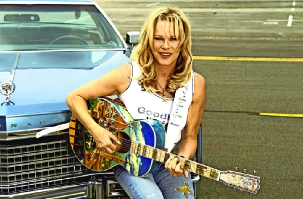 So kennt man sie: Lisa Fitz mit ihrer auffälligen  Gitarre namens „La Florentina“ Foto: StZ