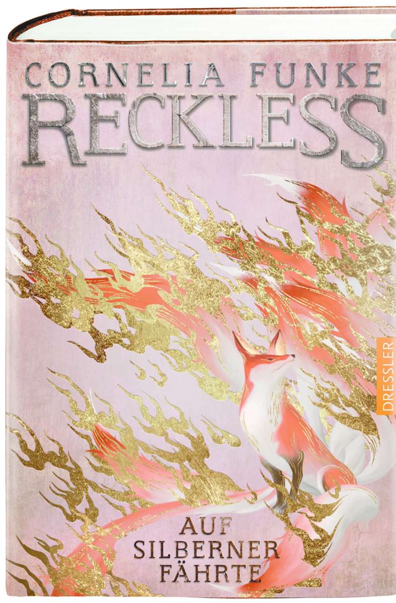 Am 2. November erscheint Cornelia Funkes neuestes Buch: „Reckless. Auf silberner Fährte“ – laut Verlag ein bildgewaltiges Abenteuer mit fantastischen Märchenelementen aus der japanischen Mythologie. Ab 14 Jahren.