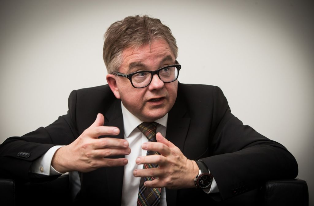 Bei der Landtagswahl 2016 tritt Guido Wolf von der CDU gegen den Grünen-Spitzenkandidaten Kretschmann an.