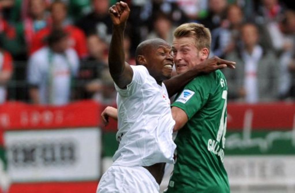 "Nach dem Gegentor waren wir richtig sauer." Augsburgs Jan-Ingwer Callsen-Bracker (rechts) nach dem 2:1 gegen den SC Freiburg.