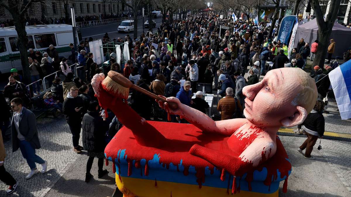 Putin-Gegner demonstrieren in Berlin.