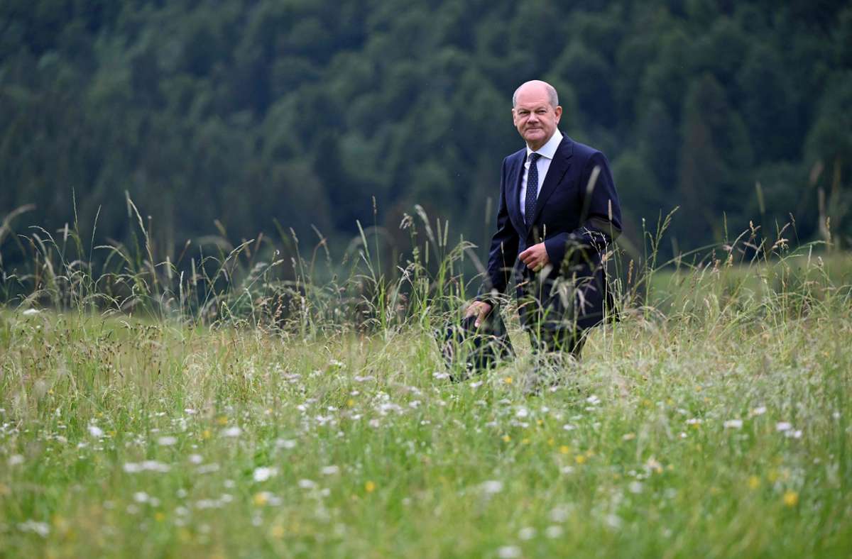 Olaf Scholz im Grünen – der Bundeskanzler hat auf der Wiese vor Schloss Elmau eine positive Bilanz des G7-Gipfels gezogen. Foto: AFP/Kerstin Joensson