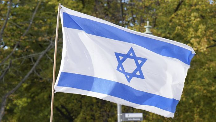 Fünf junge Männer zünden Israelfahne an