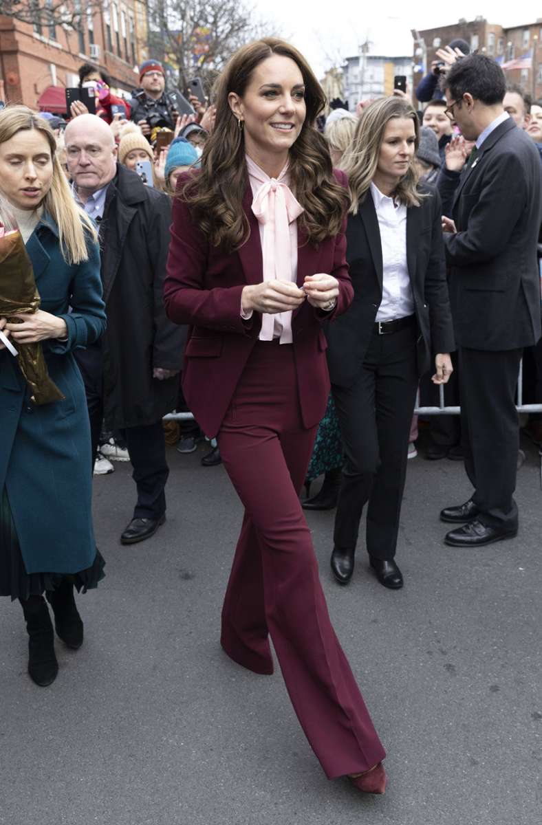 Dezember: Dass zartes Rosé und Burgunderrot eine gute Kombi sind, beweist Prinzessin Kate in Boston mit diesem Outfit.
