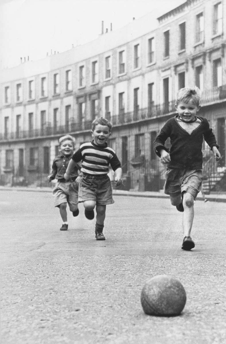Bolzen auf der Straße im England der 50er Jahre.