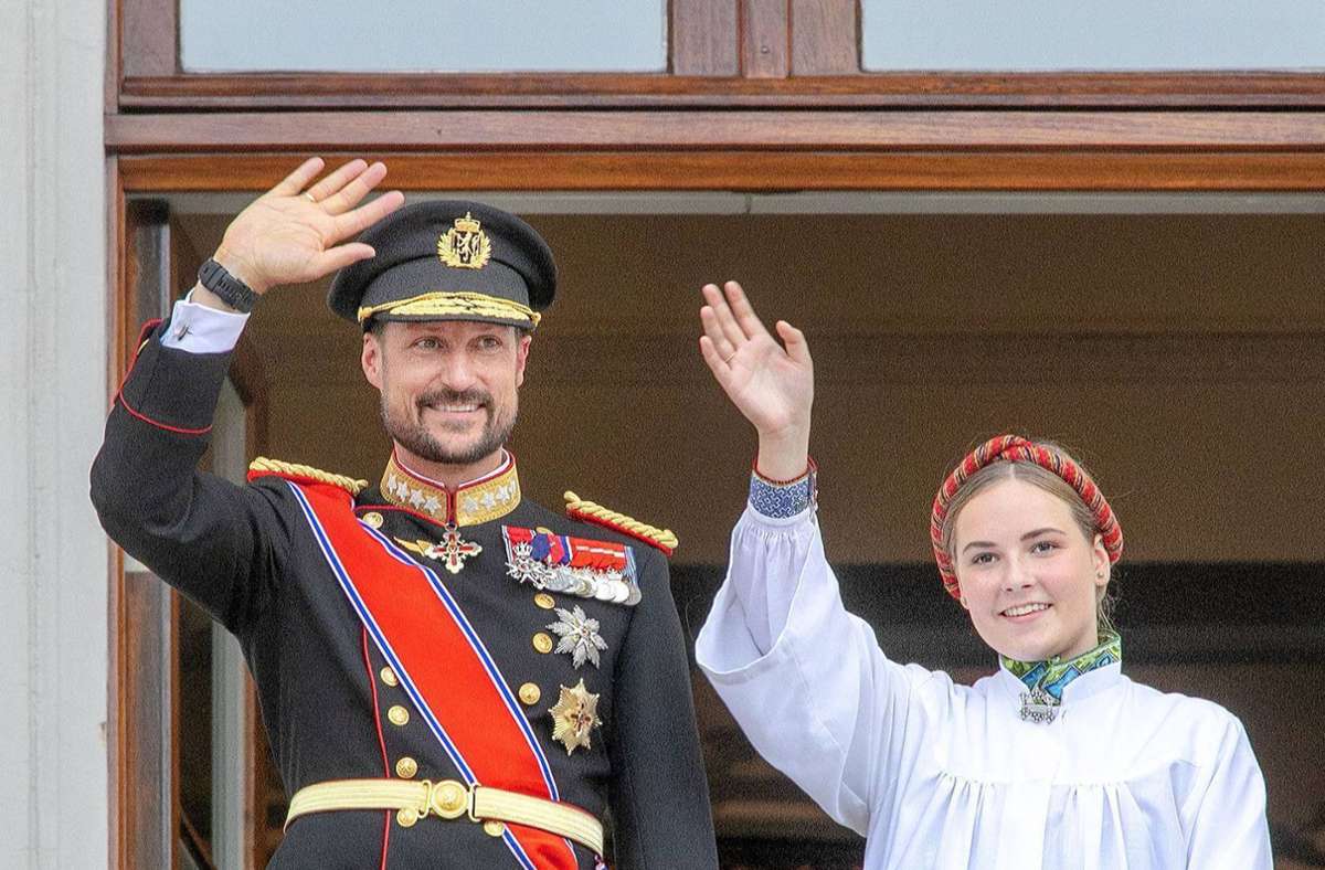 Prinzessin Ingrid Alexandra und ihr Vater, Kronprinz Haakon, bei ihrer Konfirmation im Jahr 2019.