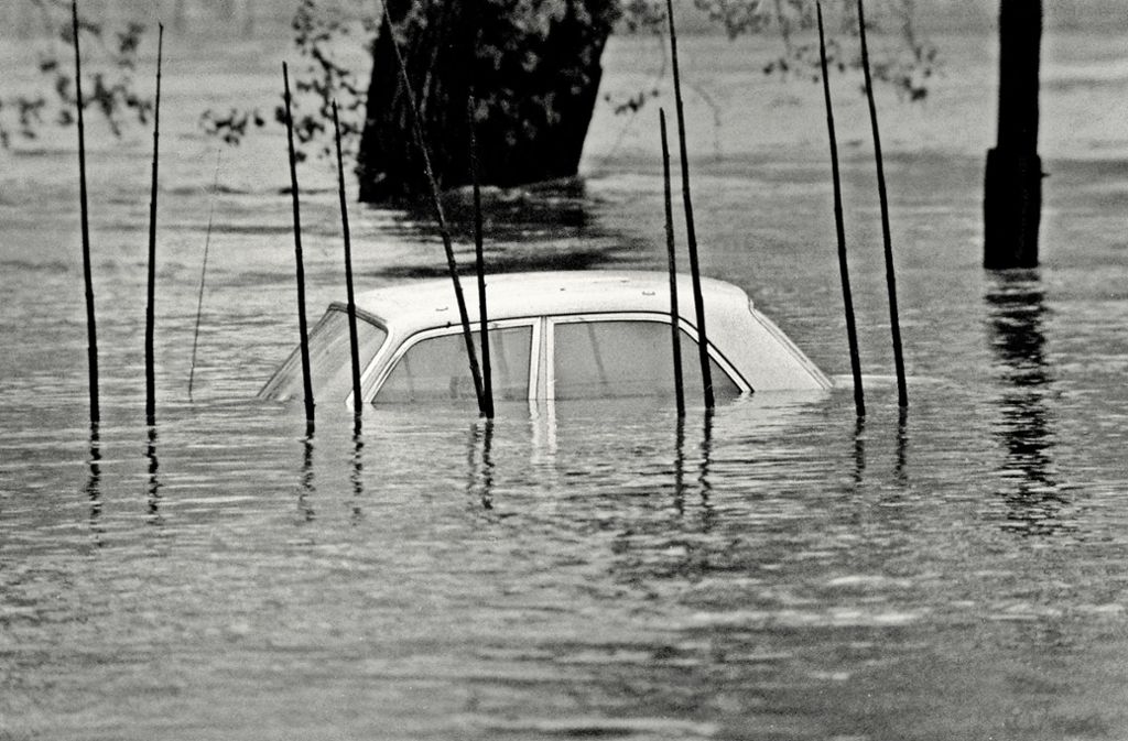 Das Hochwasser verwandelte Autos in U-Boote.