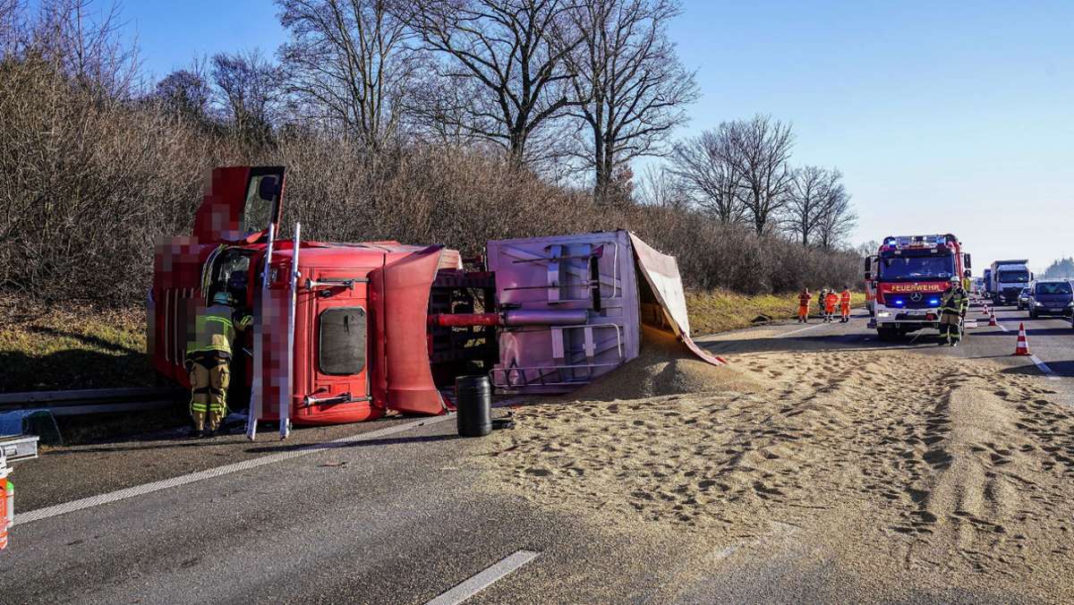 Unfall auf A8 bei Esslingen: Lastwagen kippt um und verliert tonnenweise Gerste – langer Stau