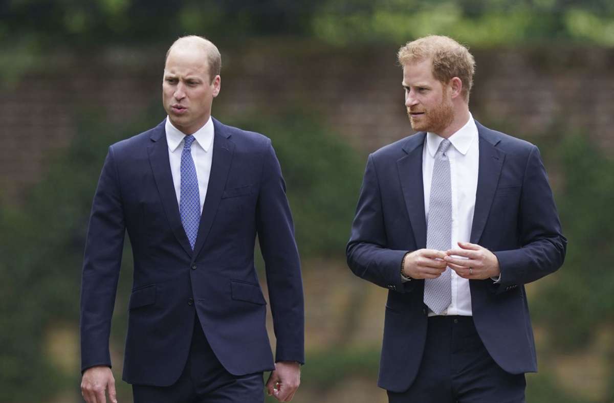 Zwischen den Brüdern herrscht da bereits Eiszeit. Harrys Interviews, die er in seiner neuen Heimat USA gibt und die ein schlechtes Bild auf die britische Königsfamilie werfen, tun ihr Übriges und sollen Prinz William zutiefst verletzt haben.