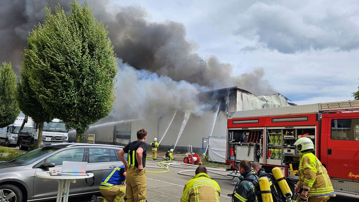 Brand in Walddorfhäslach: Gebäude von Baufirma in Flammen