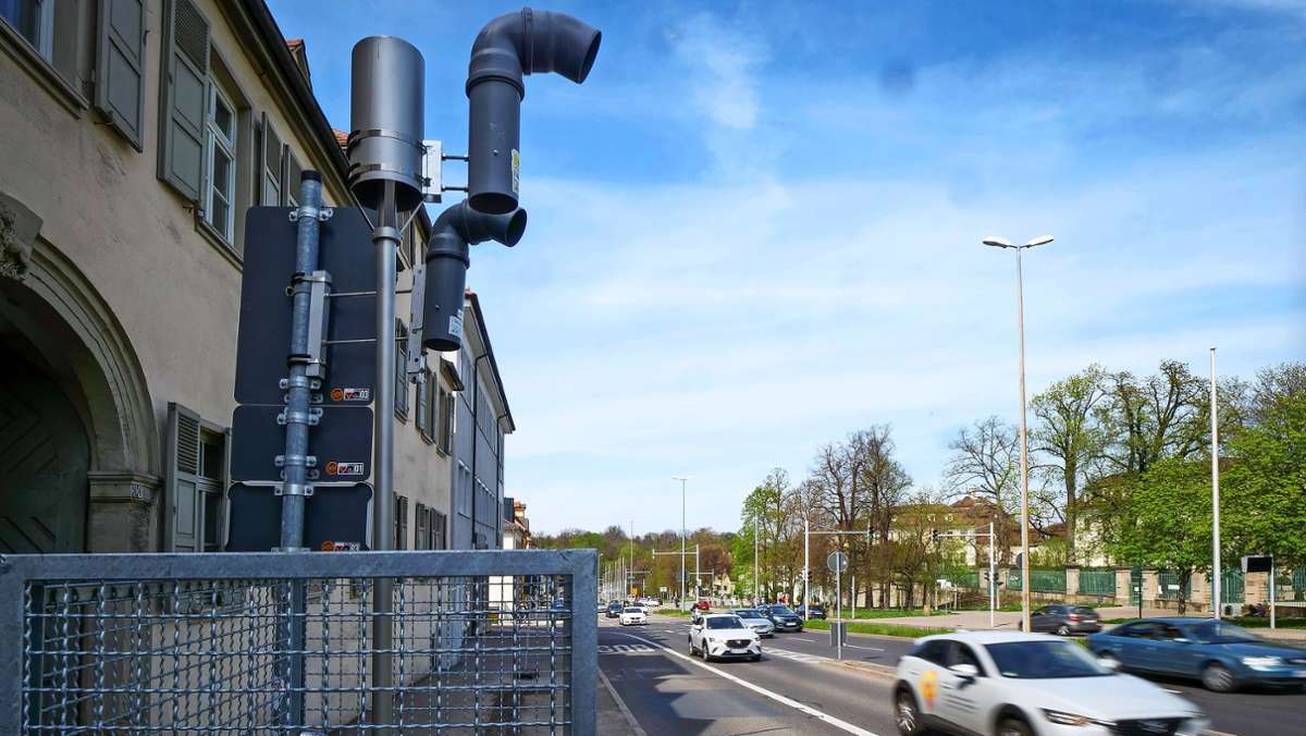 Ludwigsburg kämpft gegen ein Fahrverbot: Messgeräte und ein Spalier aus Filtersäulen