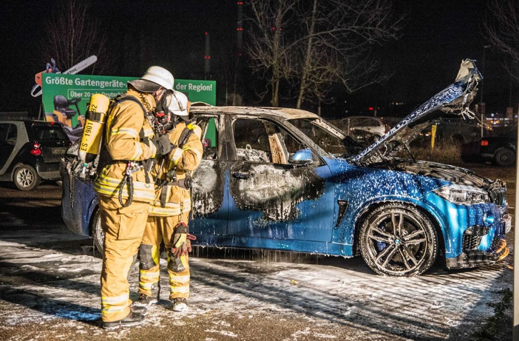 Die Feuerwehr konnte den wirtschaftlichen Totalschaden des Autos nicht mehr verhindern.