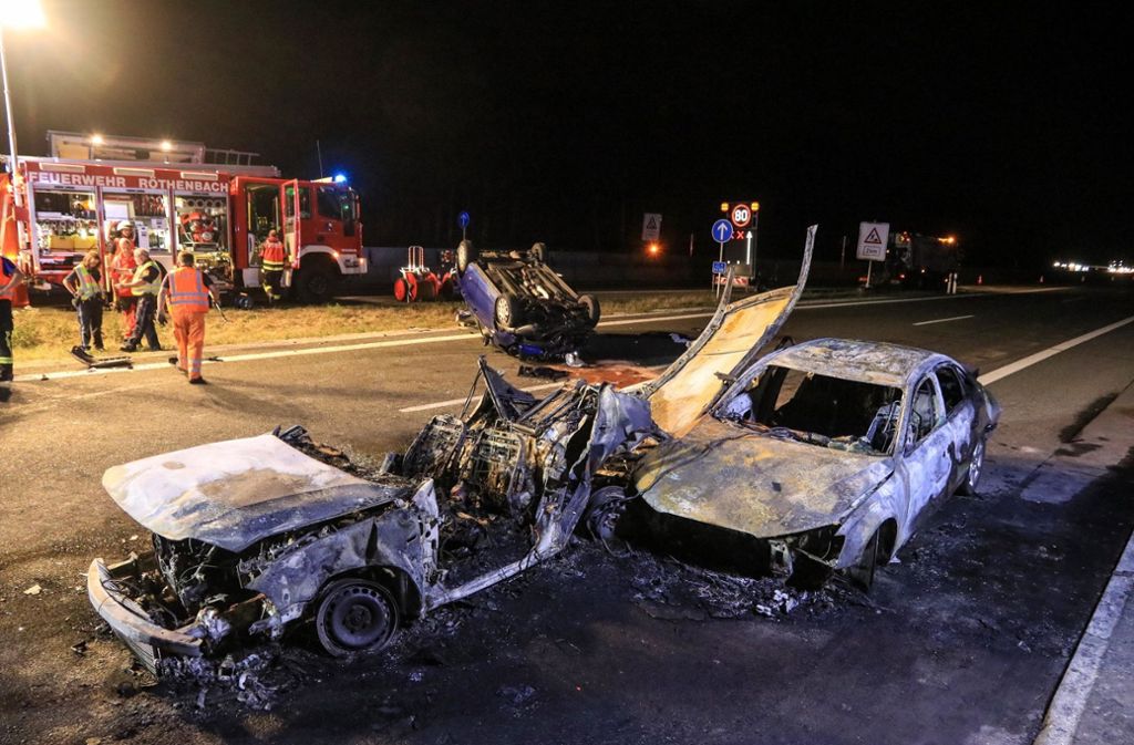Die Insassen des Autos waren in ihrem völlig demolierten Wagen eingeklemmt und verbrannten in den Trümmern.