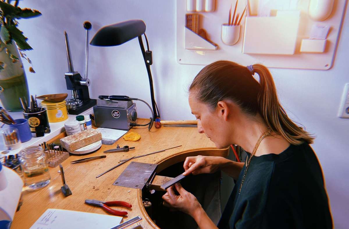 Die Goldschmiedin und Schmuckdesignerin Anna Auras hat ihr neues Atelier bezogen.