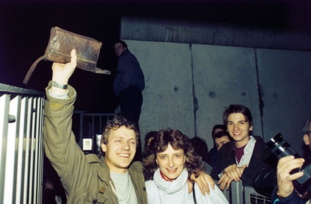 Emotionaler Höhepunkt der Wendezeit: Am 9. November 1989 fällt die Berliner Mauer. Doch der Anfang vom Ende der DDR begann Monate früher. Foto: dpa