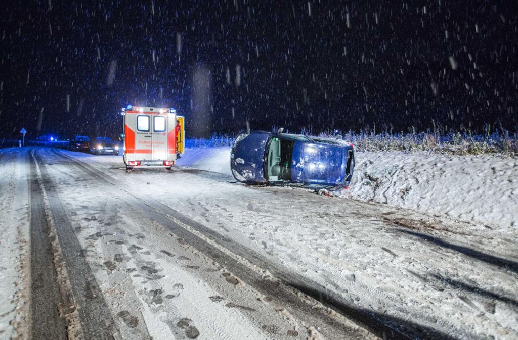 Eine Autofahrerin war im Schneegestöber von der Straße abgekommen.