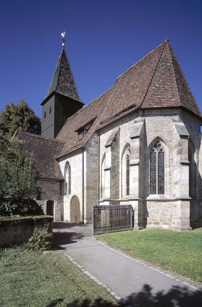 Teile der Alten Dorfkirche in Hedelfingen gehen bis ins 13. Jahrhundert zurück. 1449 wurde die ursprüngliche Kirche bei Brandschatzungen aber stark beschädigt und ab 1450 im spätgotischen Stil wieder aufgebaut und erweitert. Richtig alt ist inzwischen nur noch der Chor. Der Rest des Gebäudes ist deutlich jünger.