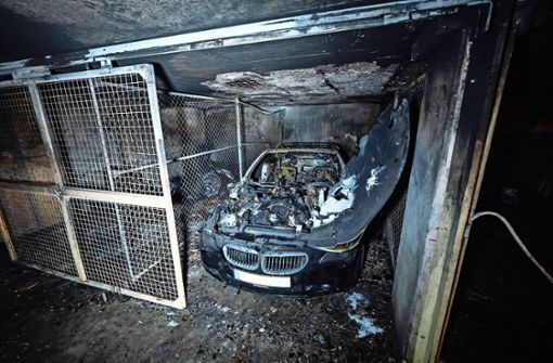 Der BMW und mehrere Autoreifen hatten Feuer gefangen. Foto: 7aktuell.de/Alexander Hald