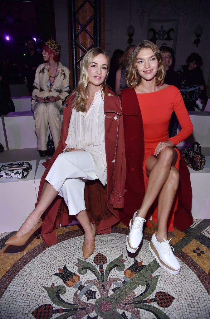 Rennfahrerin Carmen Jorda und Model Arizona Muse sitzen in der ersten Reihe der Schau von Stella McCartney auf der Paris Fashion Week.