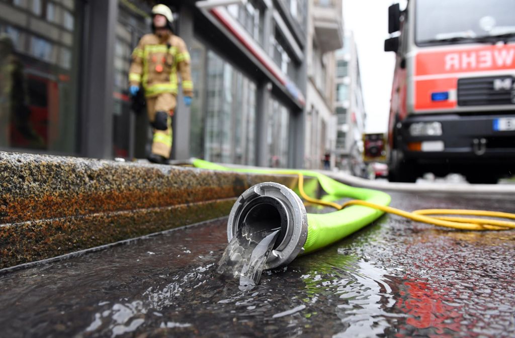Feuerwehrleute pumpem am Freitag in Berlin-Mitte Wasser aus einem Keller.