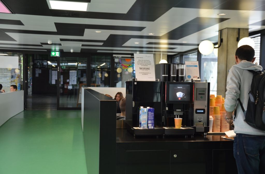 Gleich drei vollautomatische Kaffeemaschinen stehen in der neuen Uni-Cafete, aber nicht alle sind davon begeistert....