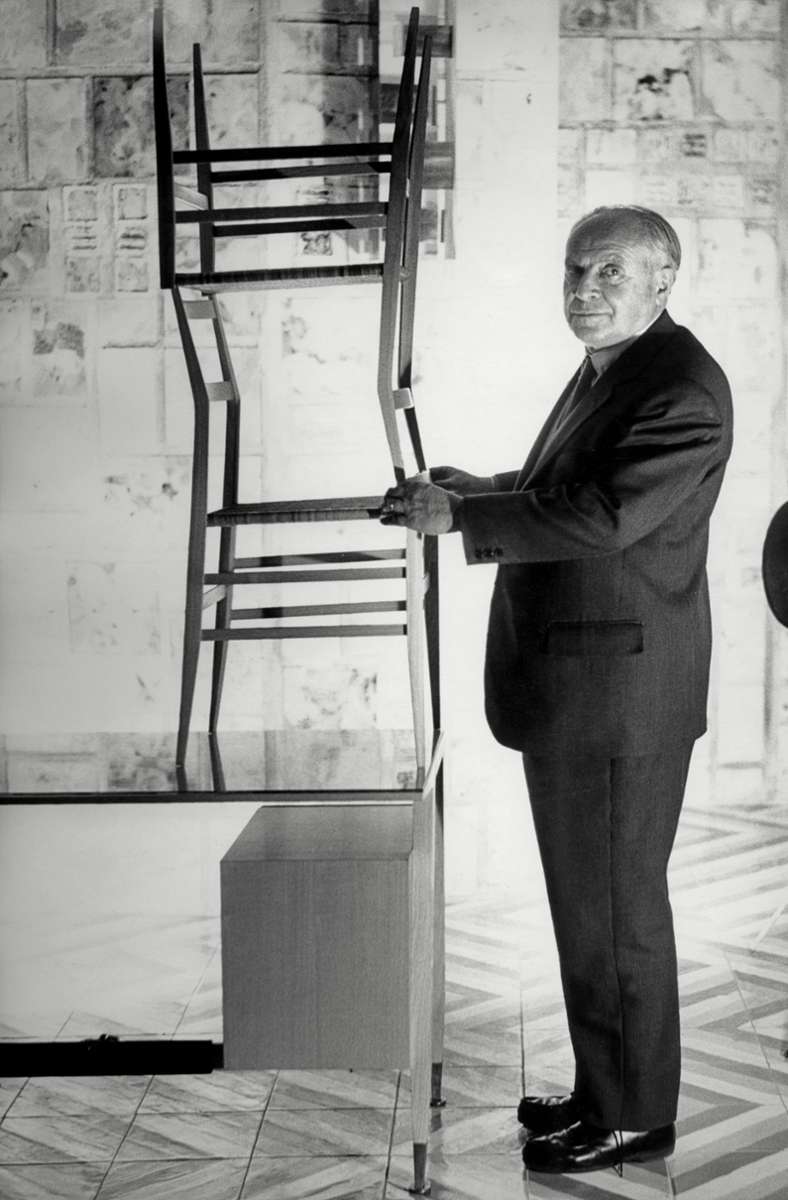 Der Meister und seine Stühle: Gio Ponti, 1959 im New Yorker Büro von Alitalia mit seinen sehr leichtgewichtigen, schlicht schönen „Superleggera“-Stühlen.