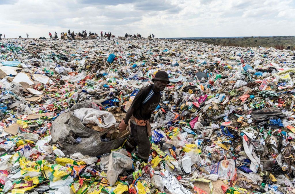 Müllberge in Bulawayo, Simbabwe. Kunststoffabfälle sind deshalb so problematisch, weil sie nicht verrotten.