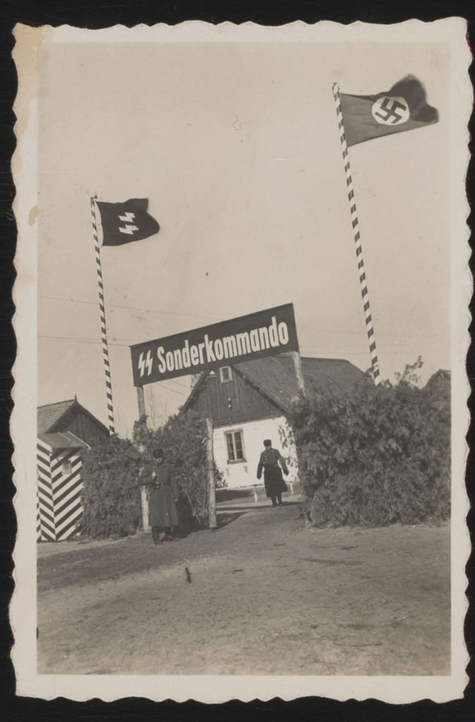 Der Eingang des Vernichtungslagers Sobibor im Frühling 1943. Juden aus der Umgebung wurden zu Fuß, in Lastwagen oder in von Pferden gezogenen Karren ins Vernichtungslager gebracht, die aus entfernteren Gegenden in Zügen Deportierten durch einen separaten Eingang.