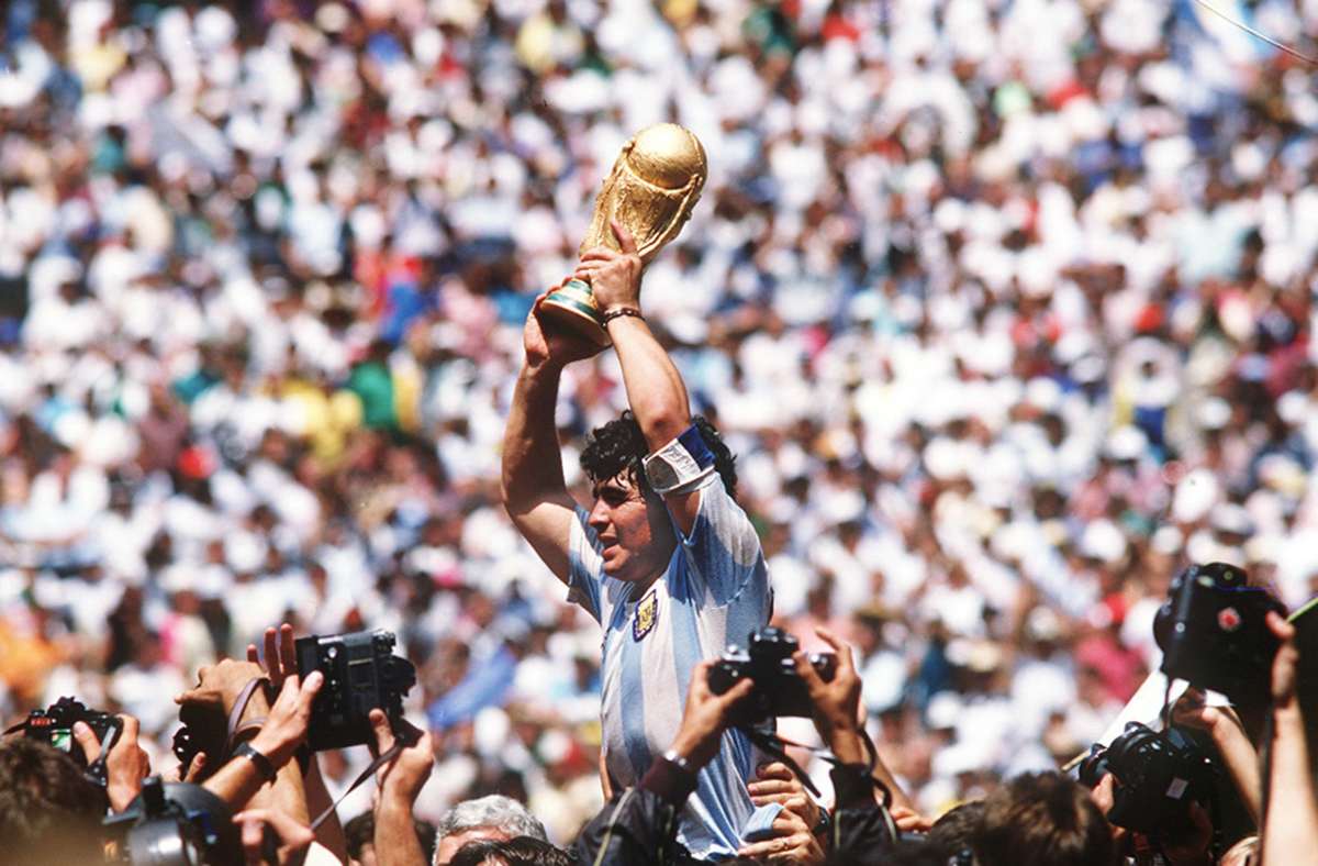 Diego Maradona bei seinem vermutlichen größten Erfolg, dem Sieg der Fußballweltmeisterschaft 1986. . Foto: Baumann