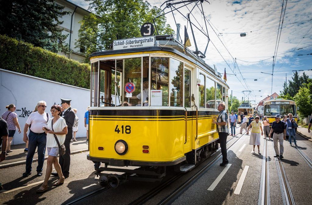 Zwischen den Haltestellen Bubenbad und Heidehofstraße standen am Sonntagvormittag unzählige historische Stadtbahnen und Busse der SSB auf der Straße – auf dem Bild ein Doppeltriebwagen 4.
