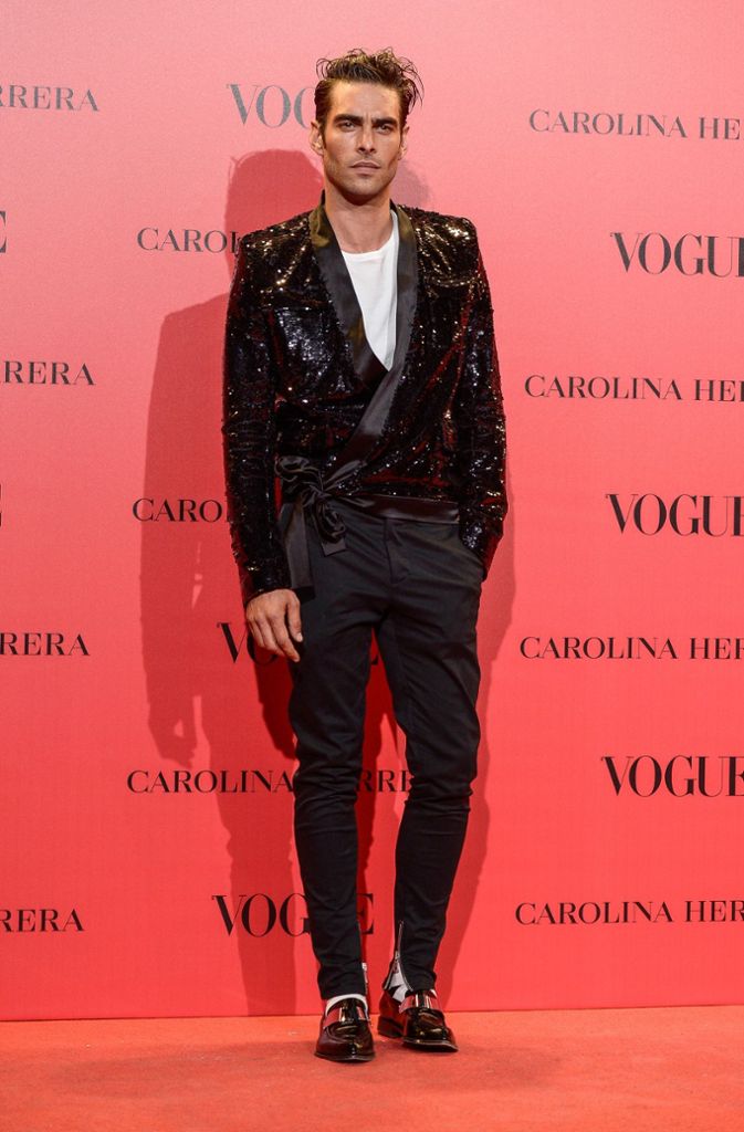 Sein Gesicht kennt man aus Werbekampagnen für Giorgio Armani, Mango und Tom Ford: Männermodel Jon Kortajarena kommt in paillettenbesetzter Jacke zur Vogue-Feier.