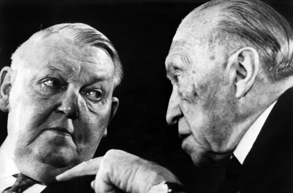 Am 23. März 1966 wird Bundeskanzler Ludwig Erhard (l.) auf dem 14. Bundesparteitag der CDU in Bonn zum Bundesvorsitzenden gewählt und tritt somit die Nachfolge von Altkanzler Konrad Adenauer (r.) an.