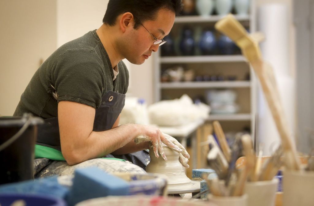 Dort fertigt er Schalen und Vasen und gibt Keramik-Unterrricht.