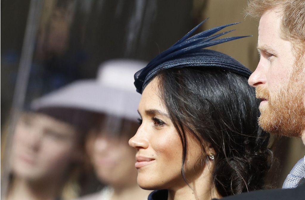 In einem dunkelblauen Kleid mit passendem Mantel und Hut ihres Lieblings-Labels: Herzogin Meghan strahlt auch als Hochzeitsgast.
