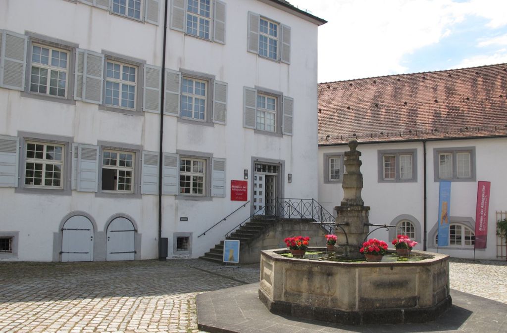 Es ist vielleicht das bekannteste Schloss im Kreis Böblingen: die Geschichte des Schlosses Waldenbuch reicht bis ins 15. Jahrhundert zurück. Damals war es der Sitz des Waldvogts über den Schönbuch. Sein heutiges Aussehen erhielt das Anwesen bei Umbauarbeiten, die 1719 fertiggestellt wurden. Heute beherbergt es das Museum der Alltagskultur.