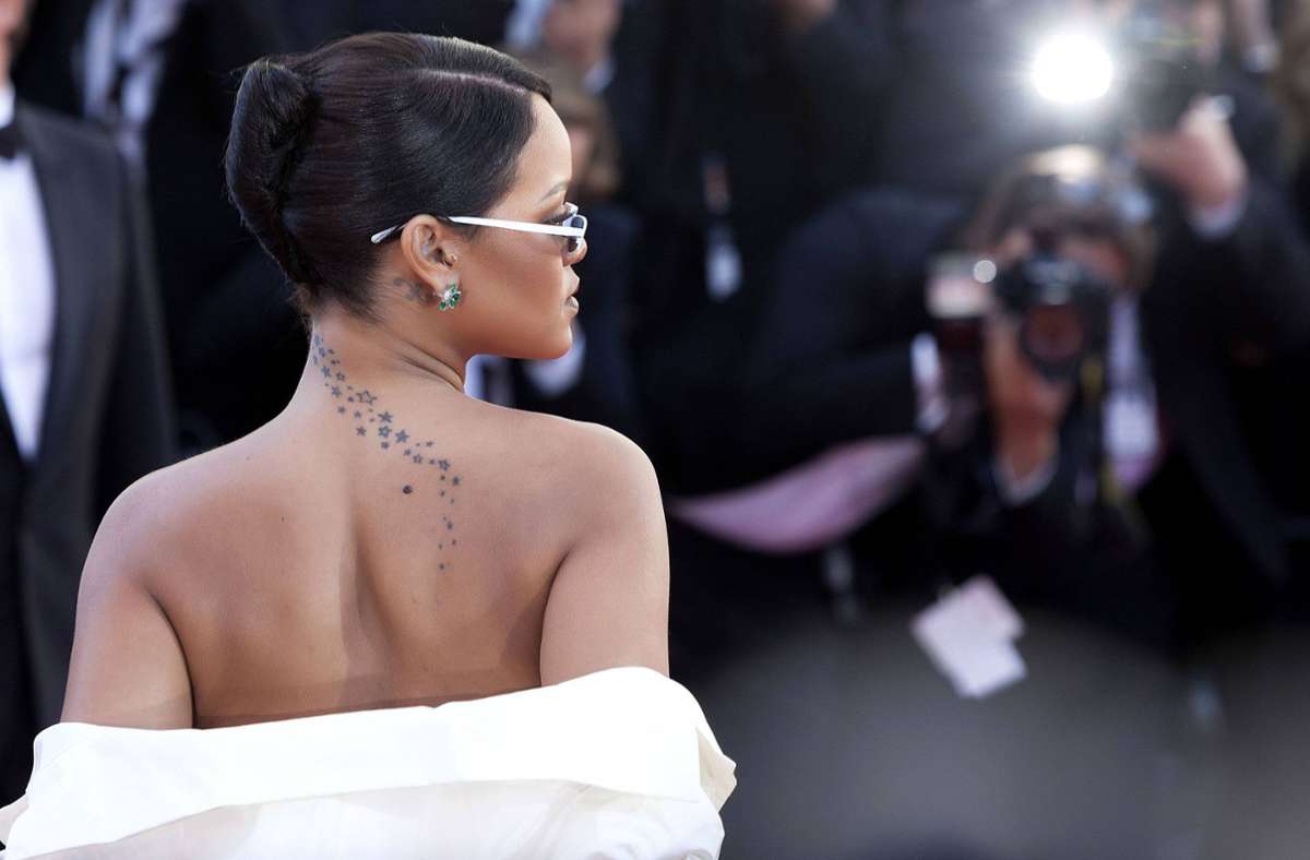 Über Rihannas Nacken zieht sich ein Sternenband. Am Fuß hat die Sängerin aus Barbados einen winzigen Violinschlüssel – Musikliebe, die unter die Haut geht.