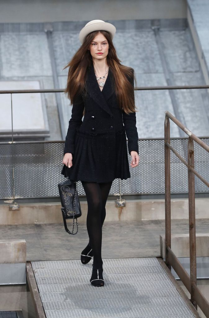Die Chanel-Frau trägt Hüte, schwarze Strümpfe oder maritime Streifen und knöchelfreie Hosen.