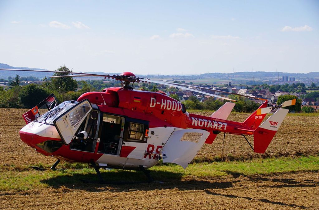 Ein Notarzt kam mit einem Hubschrauber an die Unfallstelle.