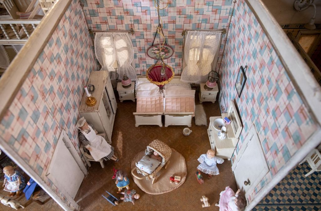 Szenen aus dem wirklichen Leben von damals sind in den Puppenstuben zu finden: Ein Kindermädchen schaut im Kinderzimmer nach dem Nachwuchs, der mit Puppen und anderem Spielzeug spielt.