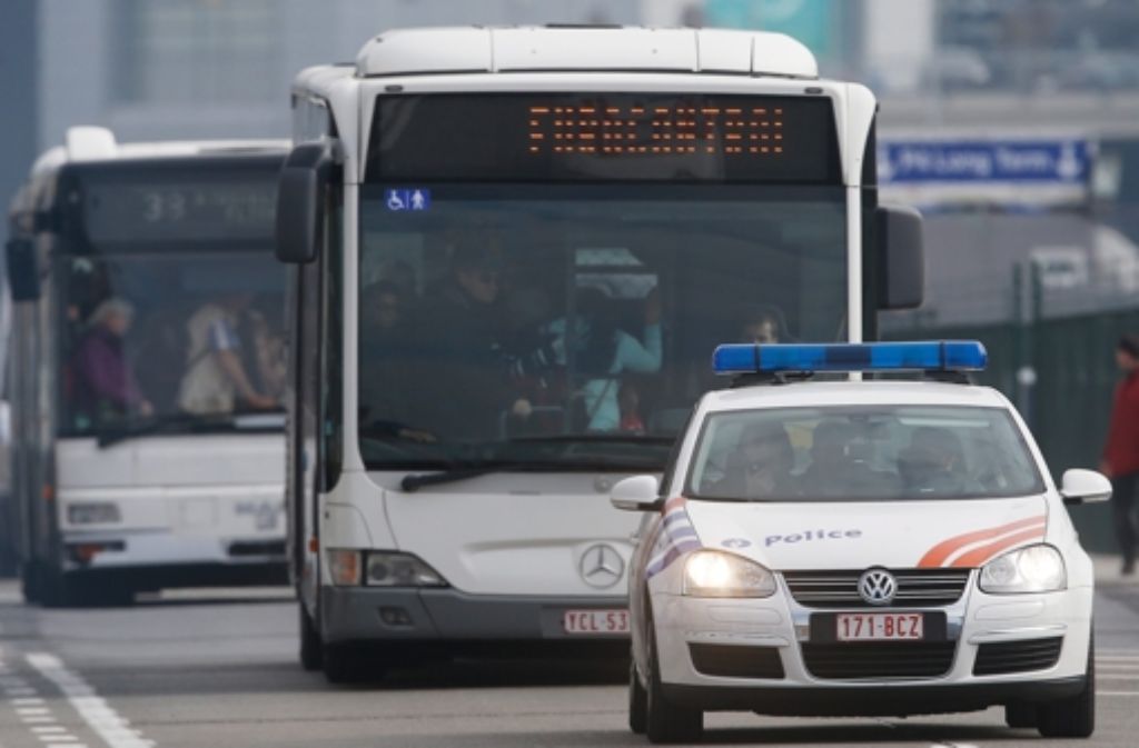 Busse werden von der Polizei eskortiert und bringen tausende Reisende weg vom Flughafen.