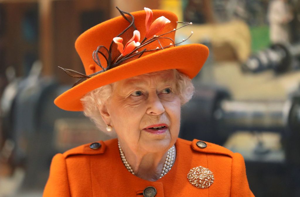Allzu viele Pelzmützen scheint die Queen gar nicht zu besitzen. Dafür jede Menge andere, illustre Hüte und Fascinators. Dieses orangefarbene Exemplar trug sie vergangenen April bei ihrem Parisbesuch.