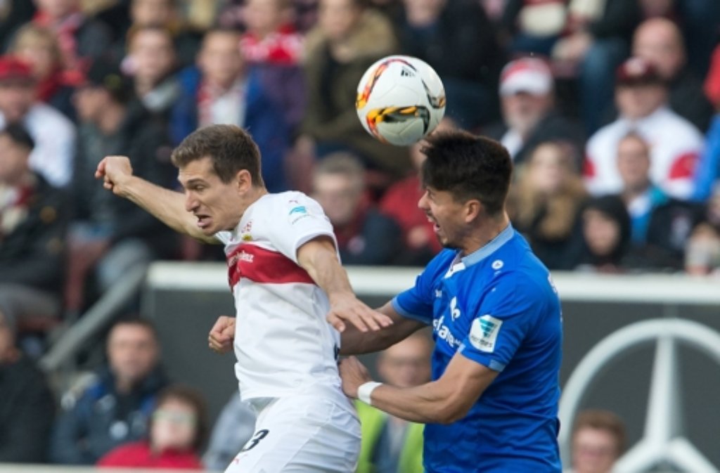 VfB-Spieler Daniel Schwaab: „Heute war der Sieg brutal wichtig. Wir haben die Ruhe bewahrt und auf unsere Chance gewartet und kurz vor Schluss dann noch das 2:0 erzielt. Das war heute eine gute Mannschaftsleistung.“